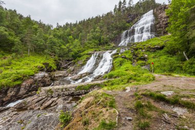 Norveç 'te Svandalsfossen, Norveç dağlarında şelale. Ulusal turist Ryfylke güzergahı.