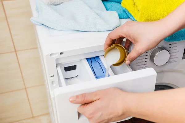 Waspoeder Wasmiddel Maatbeker Gieten Machine Huishoudelijke Taken Kleding Wassen Gehoorzaamt — Stockfoto