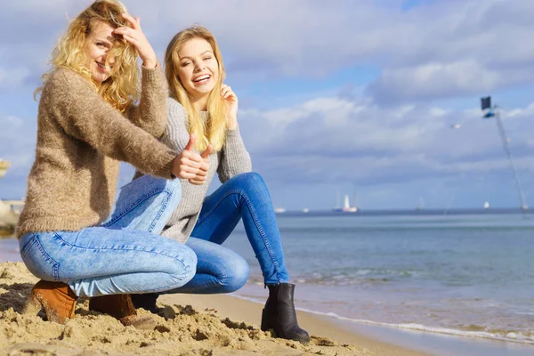 Duas Mulheres Moda Vestindo Suéteres Durante Tempo Outonal Quente Gastando — Fotografia de Stock