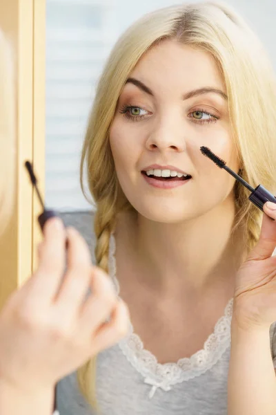 Jonge Vrouw Met Modieuze Gevlochten Kapsel Aanbrengen Make Zwarte Mascara — Stockfoto