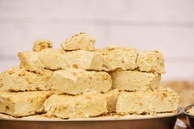 Tahin Helva geleneksel yiyecek tatlı fındık yaptı. Lezzetli yemek, lezzetli sağlıklı atıştırmalıklar kavramı.