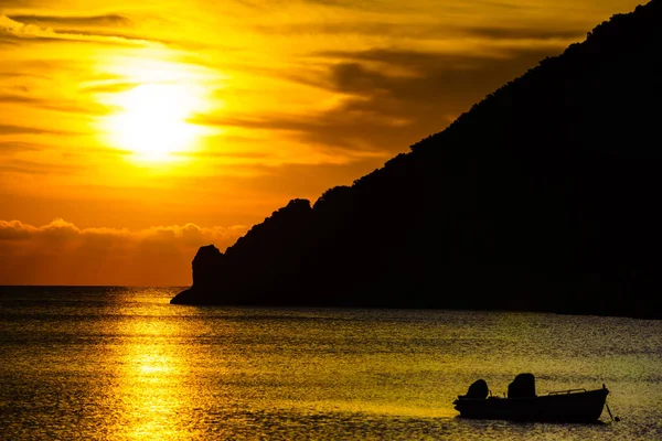 Malerischer Sonnenaufgang Oder Sonnenuntergang Über Der Meeresoberfläche Boot Ankert Der — Stockfoto