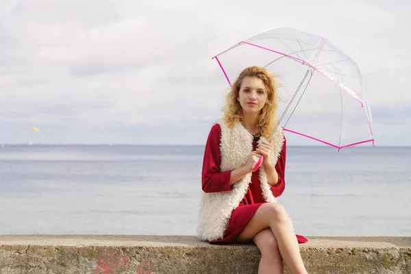 Glad Elegant Vuxen Kvinna Med Transparent Paraply Mot Himlen Konceptet — Stockfoto