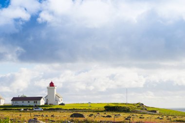 Kıyı manzarası. Norveç 'in güneyindeki Obrestad deniz feneri, Norveç turizm ilçe yolu 44 Jaeren.