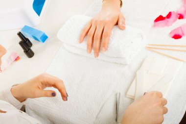 Kadın el havlu, jel hibrid manikür için bekliyor. Güzellik sağlık spa tedavi kavramı