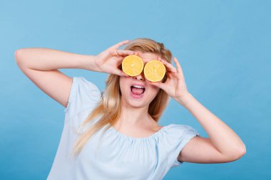 Sağlıklı beslenme, gıda vitamin tam yenileniyor. Tatlı lezzetli narenciye meyve, limon iki halfs bu gibi davranarak tutan kadın gözlük olduğunu