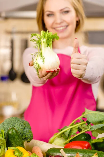 Kobieta Kuchni Trzyma Zielone Świeże Surowe Warzywa Kopru Włoskiego Gospodyni — Zdjęcie stockowe
