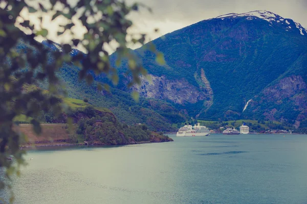 旅游和旅行 高山景观和班轮游轮航行在峡湾 挪威斯堪的那维亚 — 图库照片