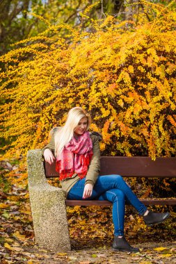 Sonbahar parkta bankta oturmuş rahatlatıcı kadın