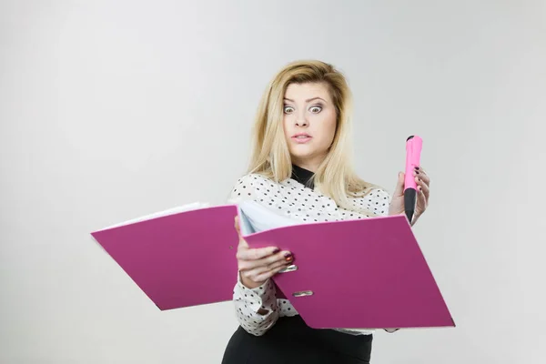 Geschokt zakenvrouw kijken naar documenten — Stockfoto