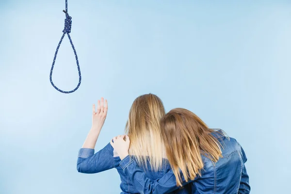 Mulher ajudando seu amigo com pensamentos suicidas — Fotografia de Stock