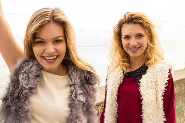 Two fashionable women outdoor — Stock Photo, Image