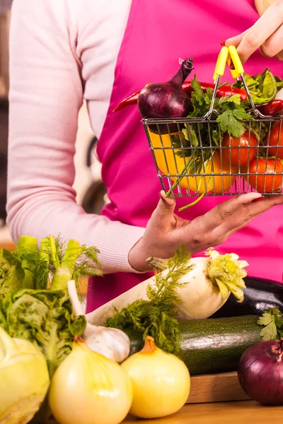 Ostokset backet kanssa ruokavalioon vihanneksia — kuvapankkivalokuva