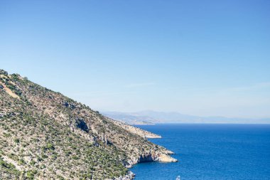 Yunanistan 'da yaz zamanı. Sıcak havalarda deniz kıyısının yanındaki güzel Yunan kıyıları.