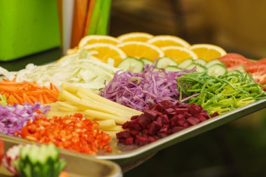 Çeşitli sebze kıyılmış, dilimlenmiş ve tabaklarda dekore edilmiştir. Gıda tasarım konsepti.