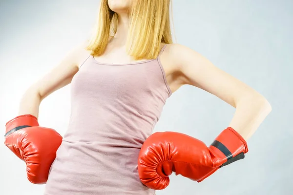 Mulher Desportiva Irreconhecível Usar Luvas Boxe Vermelhas Estúdio Filmado Fundo — Fotografia de Stock