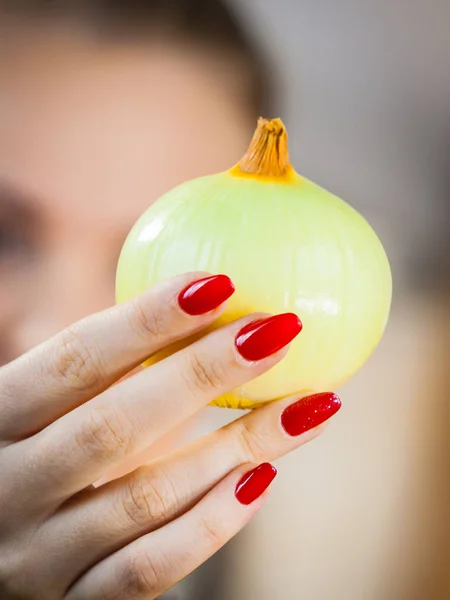 Woman Holding Healthy Fresh Natural White Onion Healthy Eating Dieting — Stock Photo, Image