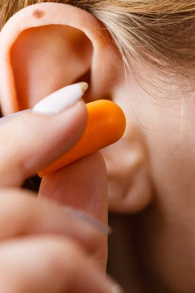 Yüksek Sesle Yerinde Gürültü Kurtulmak Onun Kulaklarına Kadın Koyarak Kulak — Stok fotoğraf