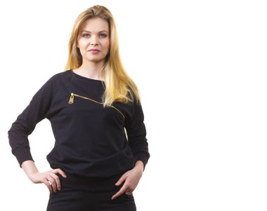 Büyük zip ile siyah üst göğüs üzerinde giyen genç sarışın kadın. Erkek moda olmak.