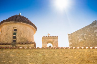 Vathia 'nın eski kenti Mani Moreloponnese Yunanistan' daki mimari taş kilisesinin ayrıntıları. Mimari tema.