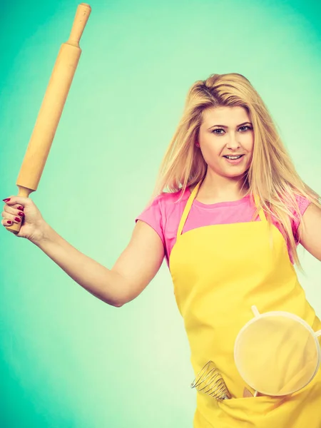 Hornear Cocinar Concepto Alimentos Mujer Usando Delantal Sosteniendo Colador Rodillo — Foto de Stock