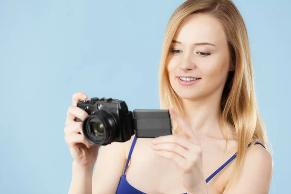 Fotografka Fotografująca Zdjęcia Piękna Blondynka Uśmiechnięta Kobieta Aparatem Niebieskim Tle — Zdjęcie stockowe