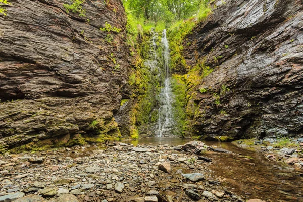 Pequena Cachoeira Verdes Montanhas Verão Noruega — Fotografia de Stock