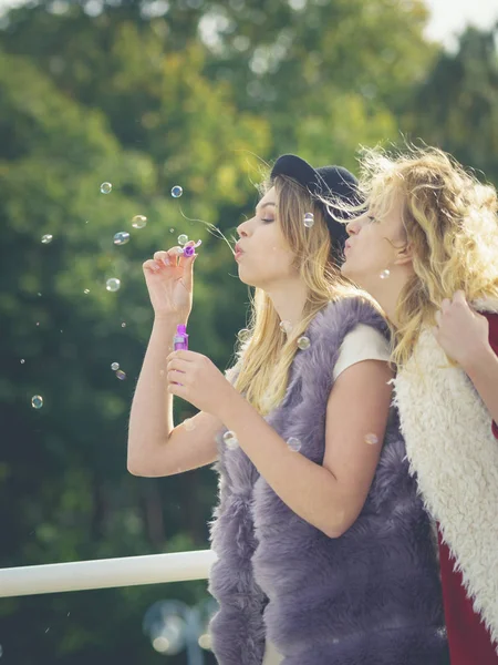 Dovolená Radosti Koncept Přátelství Ženy Přátelé Baví Foukání Mýdlo Bubliny — Stock fotografie