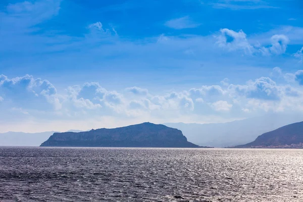 Widok Odległości Morze Piękny Krajobraz Krajobraz Wyspa Grecka Podczas Zachmurzenia — Zdjęcie stockowe