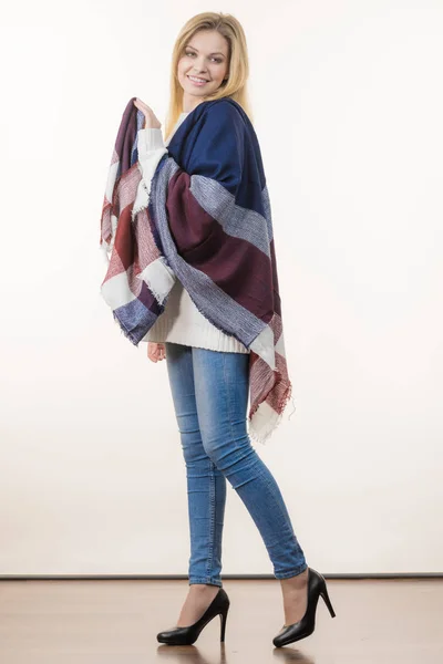 彼女の柔らかいカラフルな暖かい秋ショール スカーフ着用快適な感じの女性 ブルー ジーンズ ハイヒールの服 秋服アクセサリー コンセプト — ストック写真