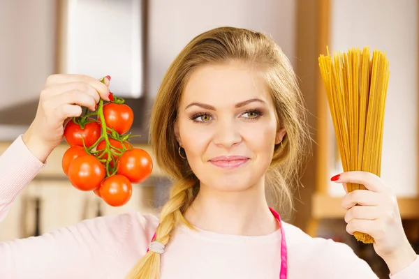 Женщина Длинной Макаронной Пастой Свежими Органическими Вкусными Помидорами Готовящими Спагетти — стоковое фото