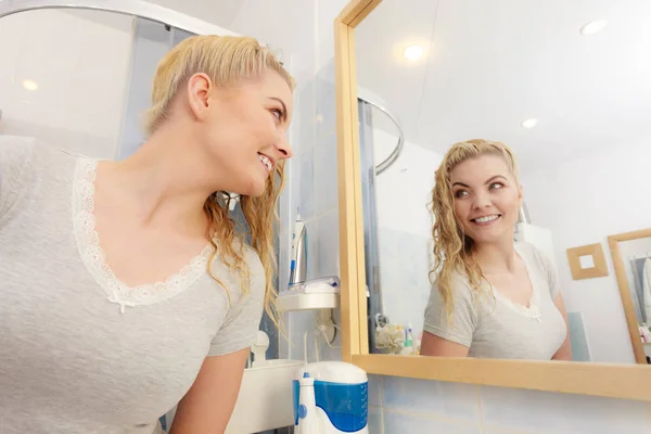 Счастливая Женщина Смотрящая Себя Зеркало Влажными Светлыми Волосами Положительная Чистая — стоковое фото