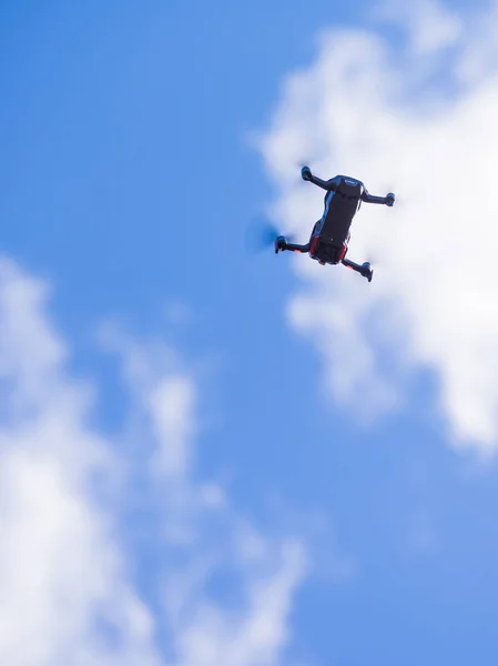 Drone Che Vola Sopra Sfondo Del Cielo Scattare Una Foto — Foto Stock