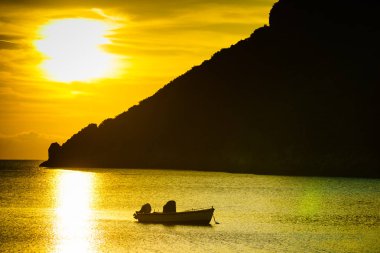 Doğal gündoğumu veya günbatımı üzerinde deniz yüzeyi, tekne demirlemiş bay, Yunanistan