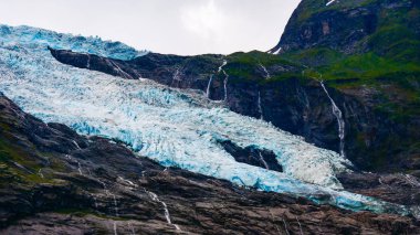 Sogn og Fjordane ilçesindeki Sogndal Belediyesinin Fjaerland bölgesinde Boyabreen Buzulu, Norveç.