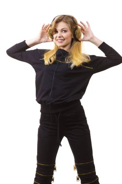 Eğleniyor giyen siyah ve dikenli, kulaklıklar müzik dinlemek genç Genç grunge kadın dans.