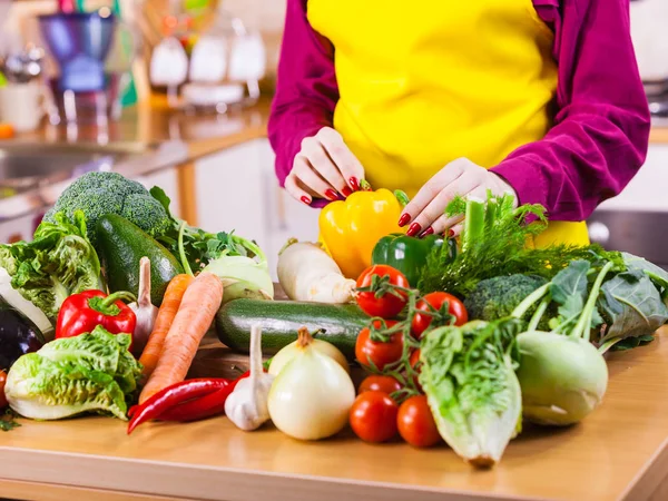 Sluiten Van Veel Gezonde Groenten Keukentafel Diverse Kleurrijke Groenten Vegetarische — Stockfoto