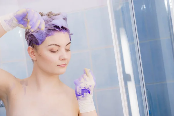 Frau Wartet Auf Färbung Shampoo Auf Ihre Haare Arbeiten Weibchen — Stockfoto