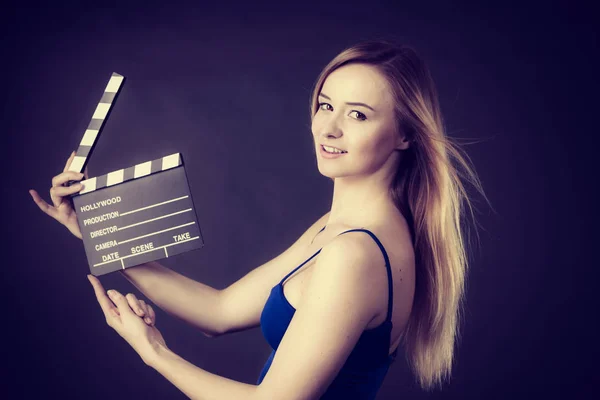 Frau Mit Professionellem Filmschiefer Filmklappbrett Hollywood Produktion Objekte Konzept Studioaufnahme — Stockfoto