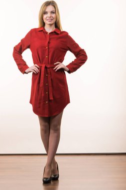 Zarif gündelik kırmızı kısa elbise ve siyah şık topuklu giyen süper fashionale kadın.