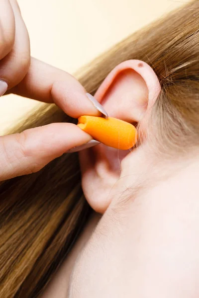 Mulher Colocando Tampões Ouvido Seus Ouvidos Livrar Ruído Lugar Alto — Fotografia de Stock