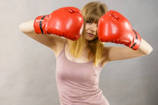 Mulher Desportiva Usar Luvas Boxe Vermelhas Lutar Estúdio Filmado Cinza — Fotografia de Stock