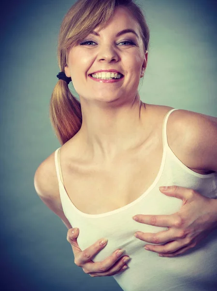 Gesundheitsfürsorge Busenkonzept Junge Fröhliche Frau Shirt Hält Die Hände Auf — Stockfoto