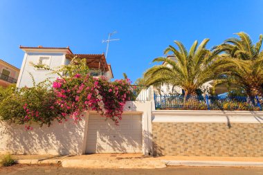 Güzel, kumlu turuncu evlerin en dipten görünüşü. Küçük kasabalarda Yunan ve Akdeniz mimarisi.