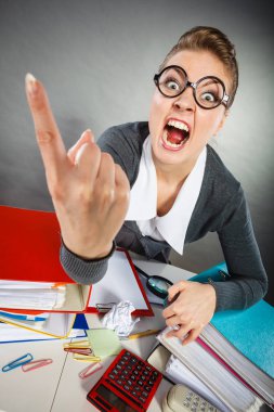 Olumsuz duygular yüz ifadesi. Genç sarışın etkileyici Öfkeli öfkeli sinir kadın. Duygusal kız iş yerinde kötü duygular ve öfke dolu.