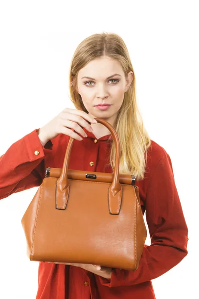 Elegante Junge Frau Mit Brauner Lederhandtasche Auf Weißem Grund — Stockfoto