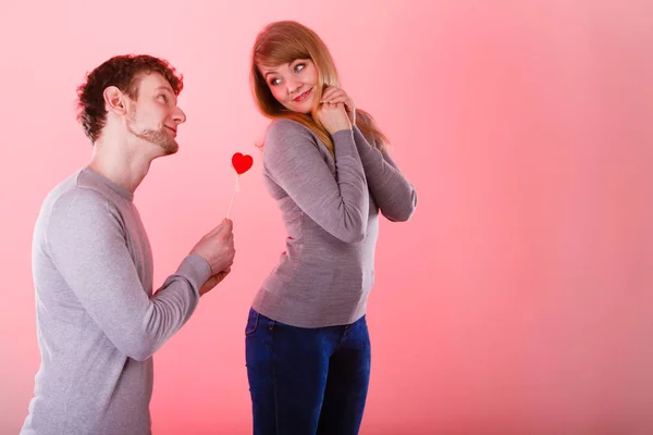 Simbolismo Romance Valentim Conceito Homem Dar Coração Sua Miúda Jovem — Fotografia de Stock