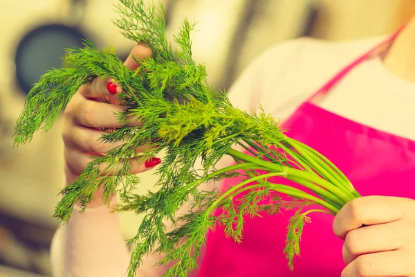 女性拿着健康的绿色草药 有刺草的女人要煮东西 — 图库照片