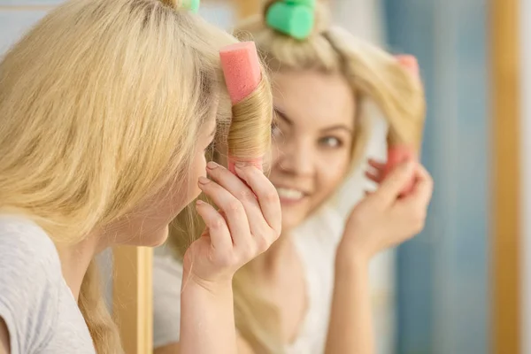Blond Kvinna Använder Hårrullar För Att Skapa Vacker Frisyr Hennes — Stockfoto