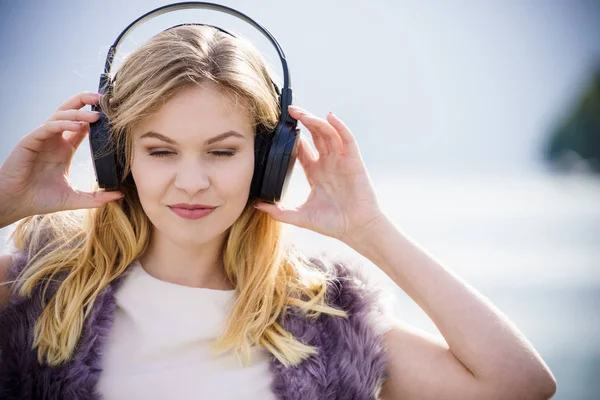 快乐快乐的女人在户外听音乐 青少年女性 戴着耳机散步时很开心 — 图库照片